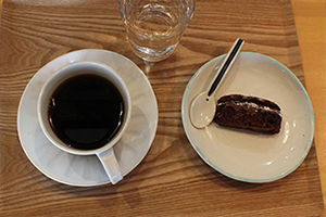 コーヒーとケーキのテーブルフォト